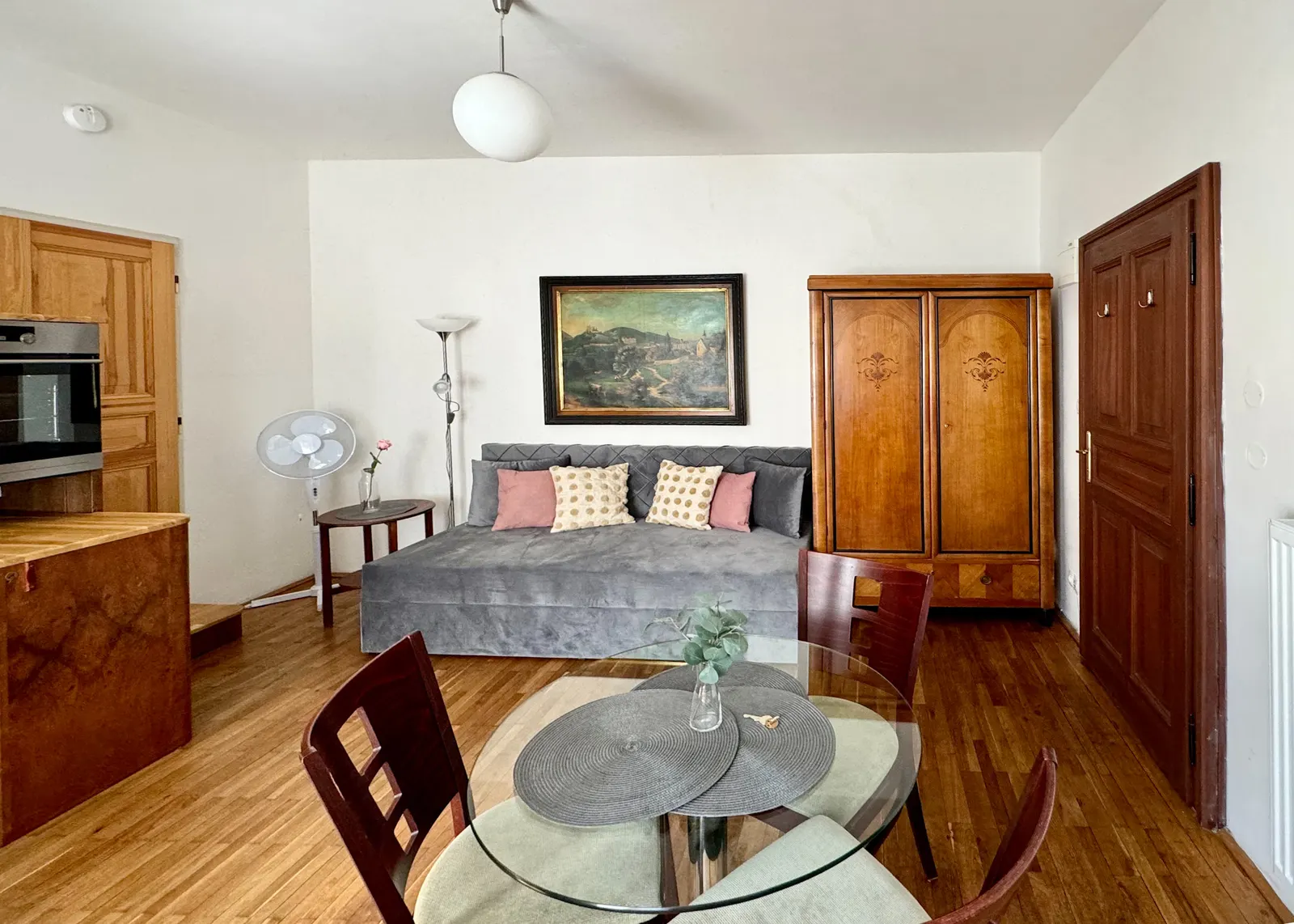 Mal&aacute; Strana apartment
